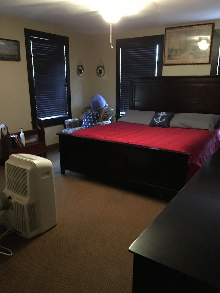 Basic Room, 1 King Bed photo 1