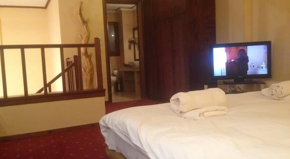 Exclusive Suite, Fireplace, Lake View photo 2