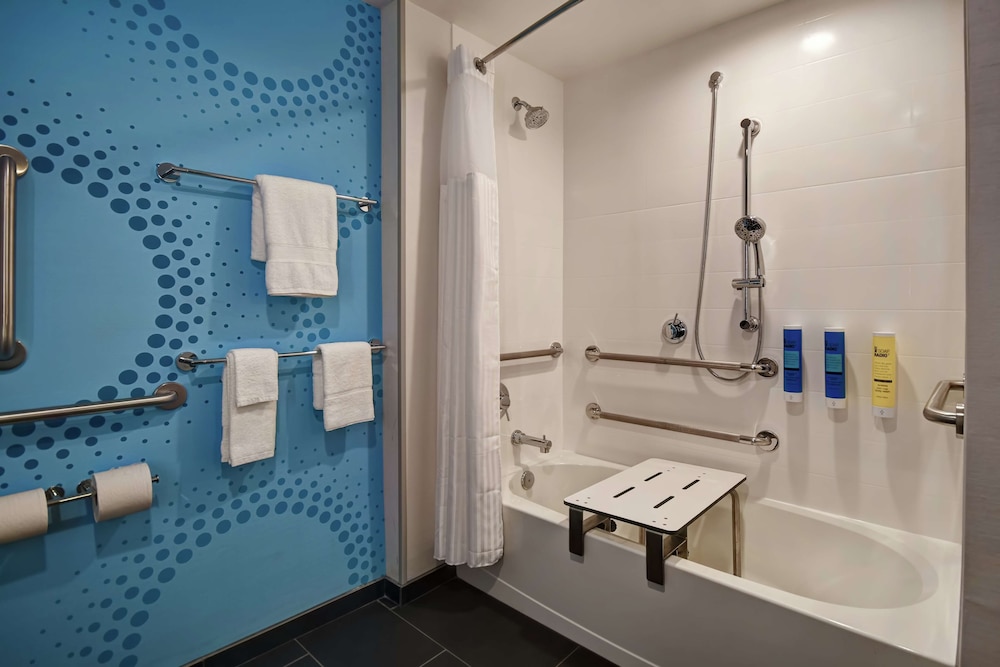 Room, 2 Queen Beds, Accessible, Bathtub (Hearing) - Photo 1