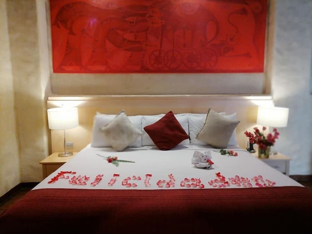Red Room Master Suite photo 2