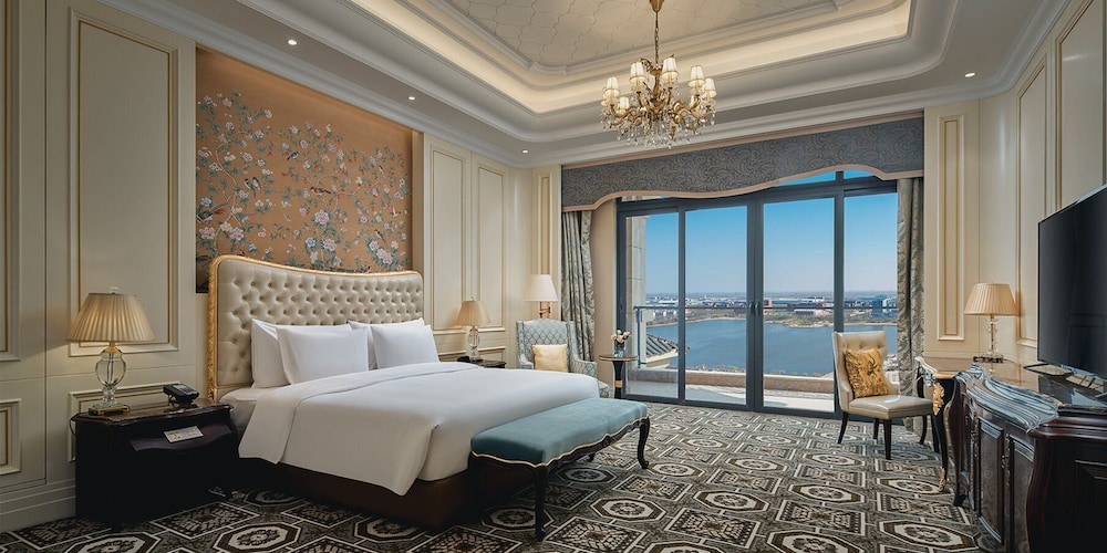 Studio Suite, 1 Bedroom, Lake View - Photo 3