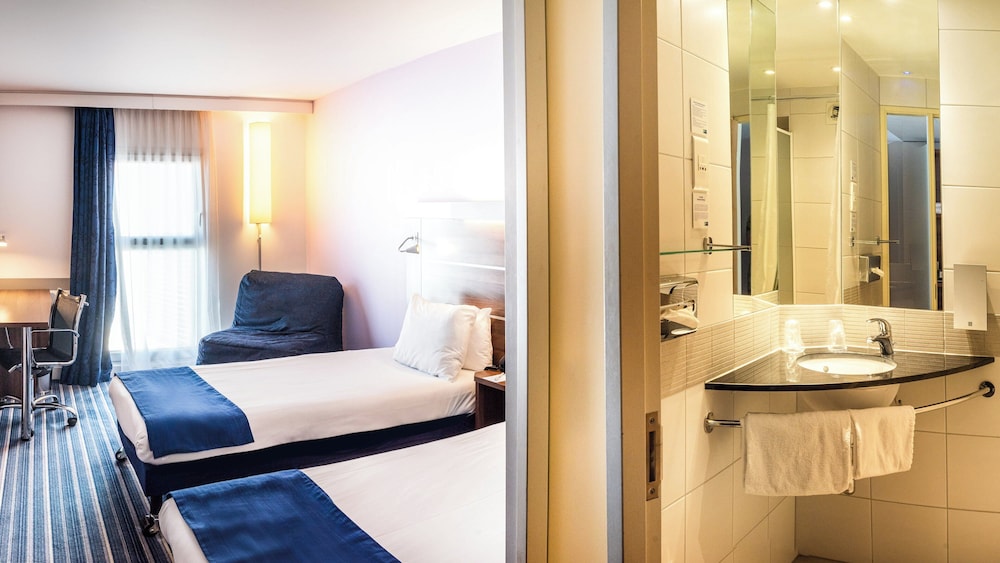 Standard Room, Multiple Beds thumbnail 5