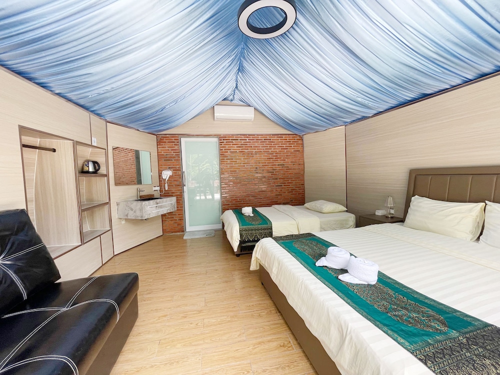 Deluxe Triple Room photo 2