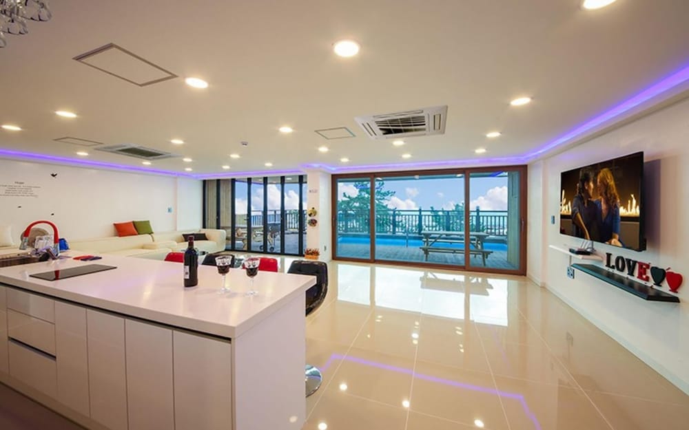 Room (Room 102) - Photo 3