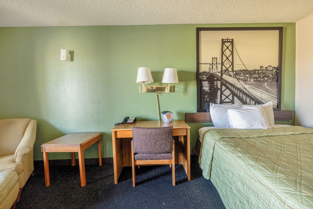 Deluxe Room, 1 King Bed, Non Smoking - Photo 3