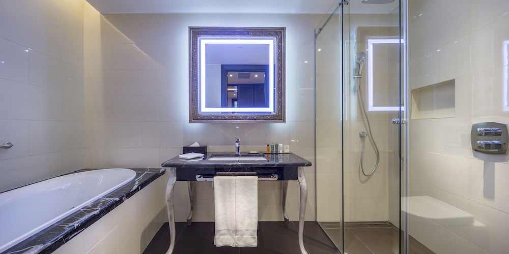 Suite, 1 Bedroom, Kitchen - Photo 8