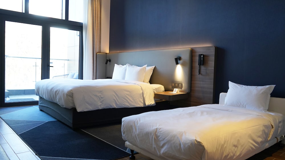 1 King and 1Single Beds Standard - Photo 1