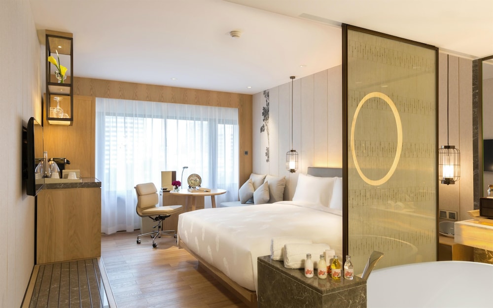 Premier King Bed Room - Photo 3