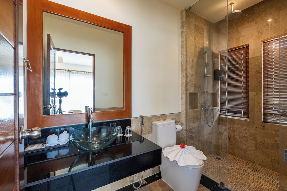 One Bedroom Penthouse Suite with Rooftop Jacuzzi - Photo 13