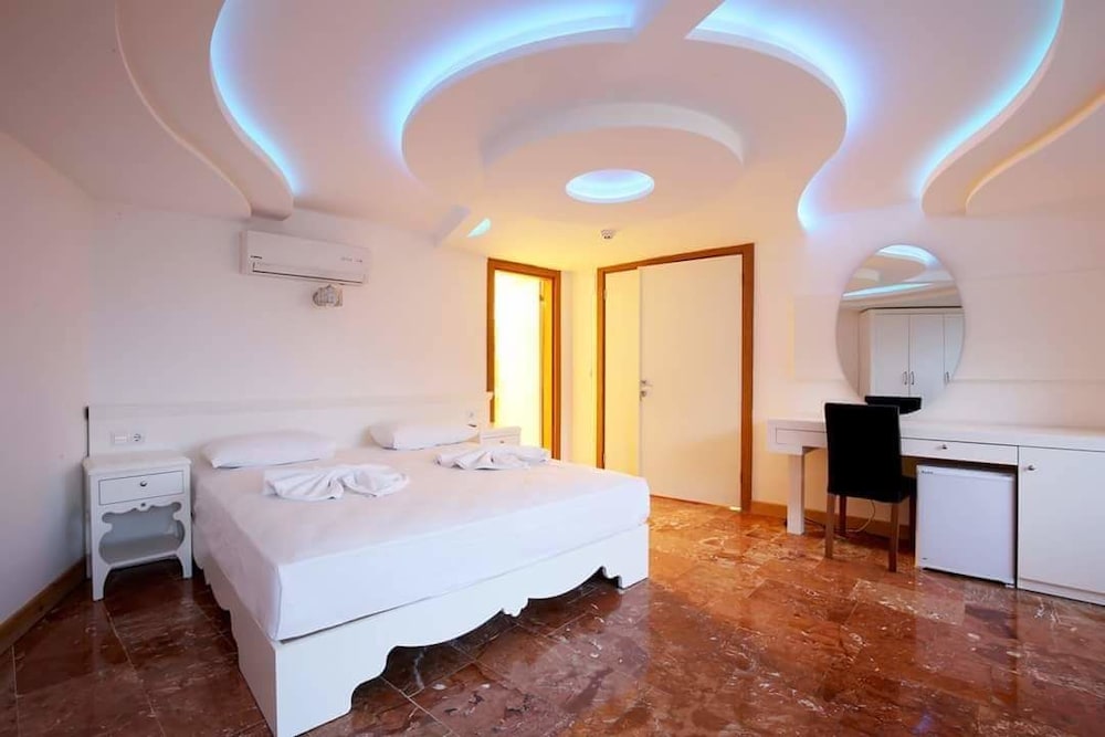 Standard Room, Pool View photo 1