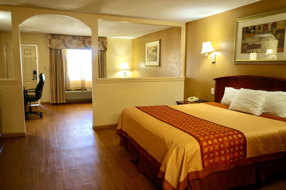Suite, 1 King Bed with Sofa bed, Smoking photo 1