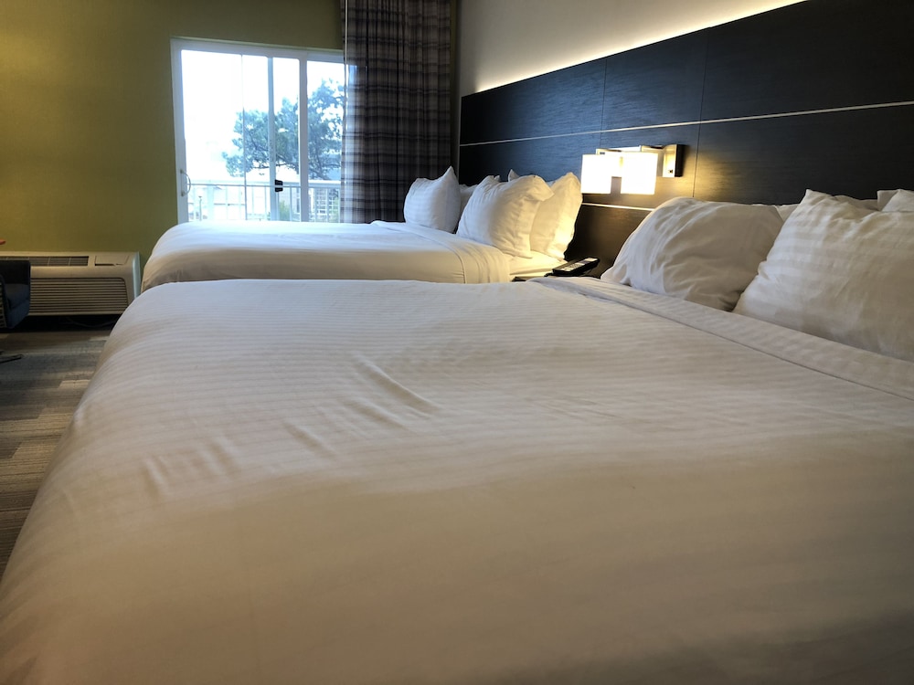 Standard Room, Multiple Beds - Photo 3