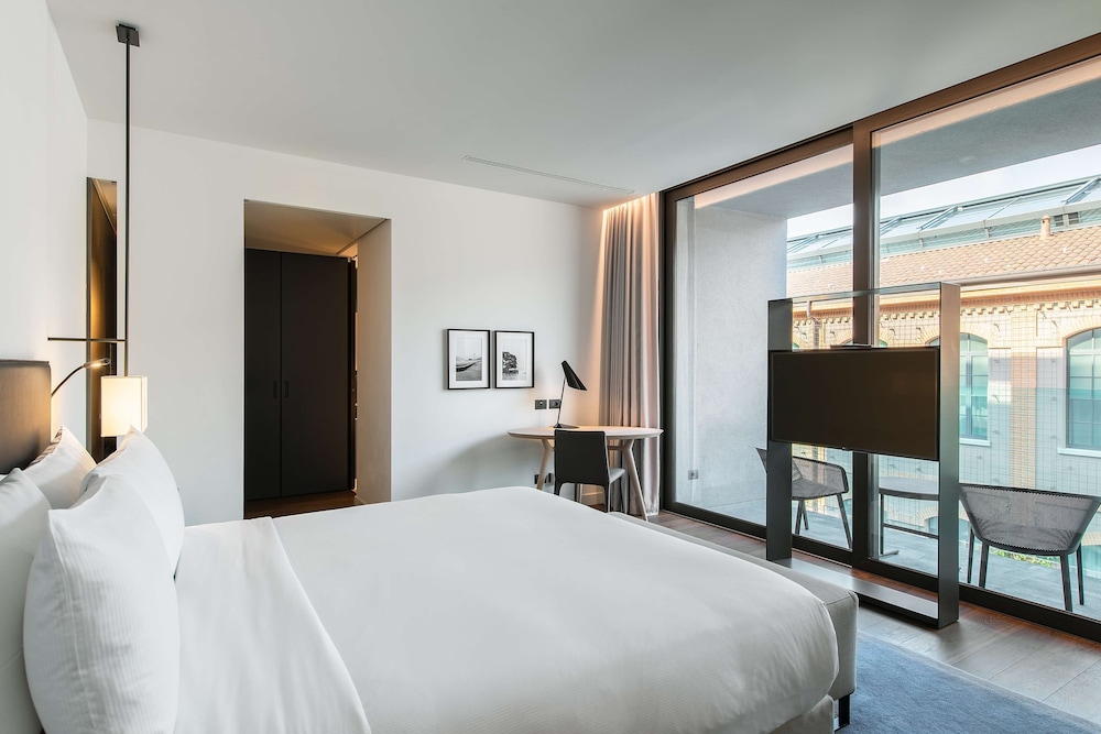 Deluxe Room, 1 King Bed, Balcony