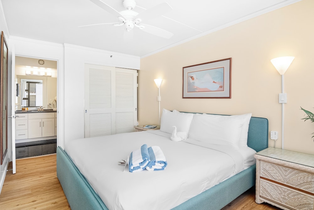 Premium Remodeled Condo with Ocean View and Parking: Premium Apartment, 1 King Bed with Sofa bed, Kitchen, Ocean View (0168) photo