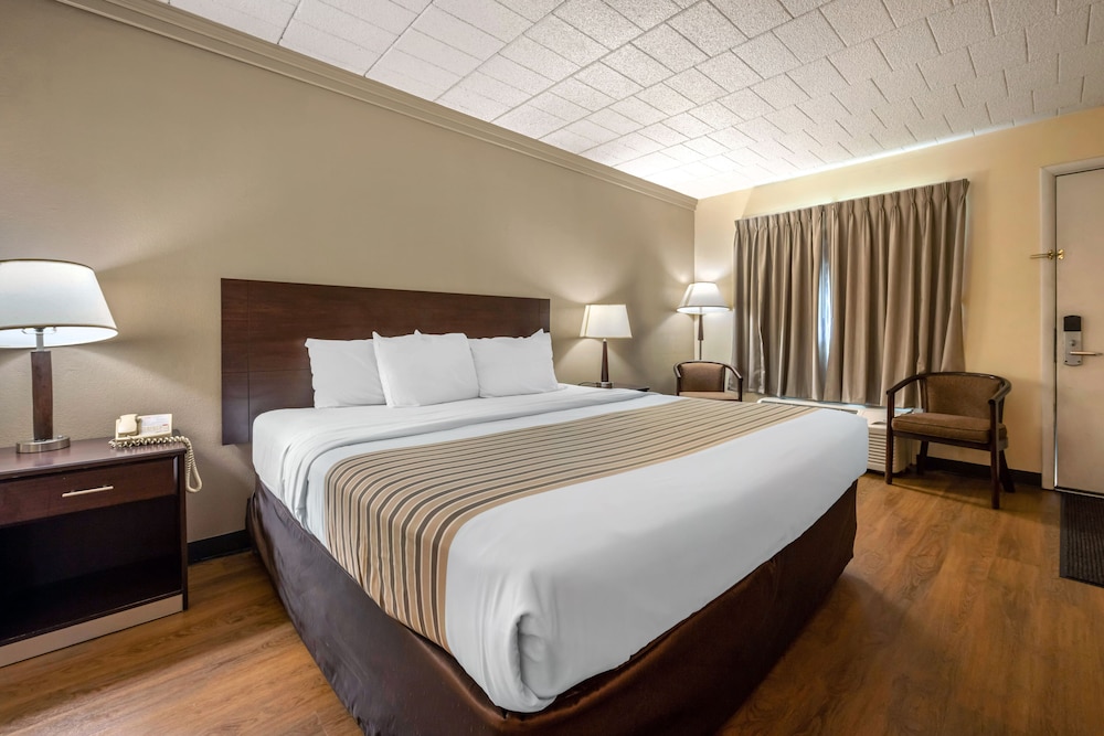 Standard Room, 1 King Bed, Non Smoking - Photo 2