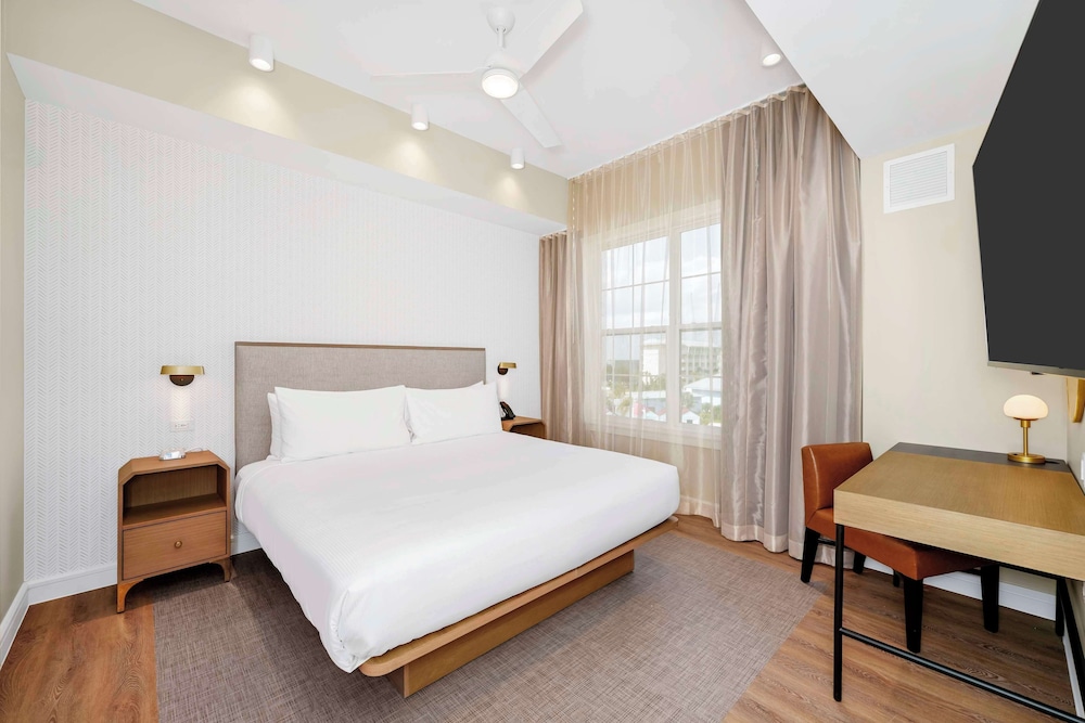 Suite, 1 King Bed thumbnail 6