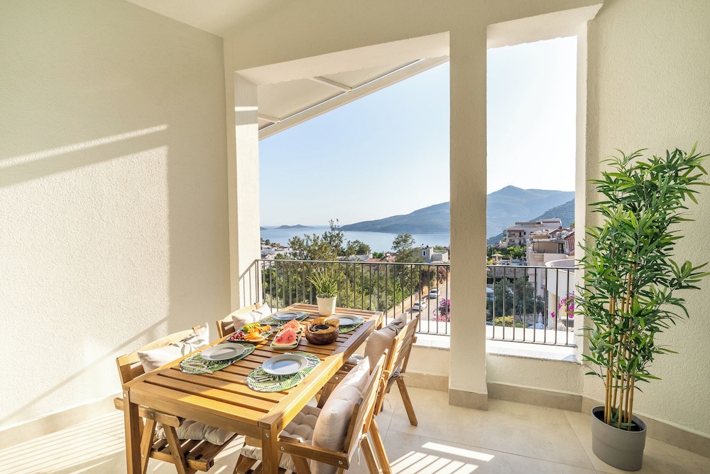 Presidential Penthouse, Sea View