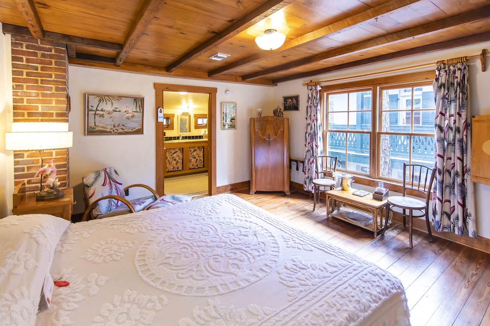 Deluxe Suite (Tropical Bird)