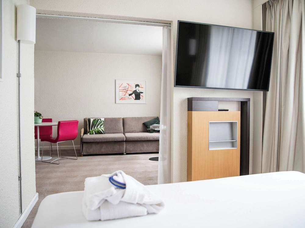 Suite, 1 Queen Bed with Sofa bed - Photo 1