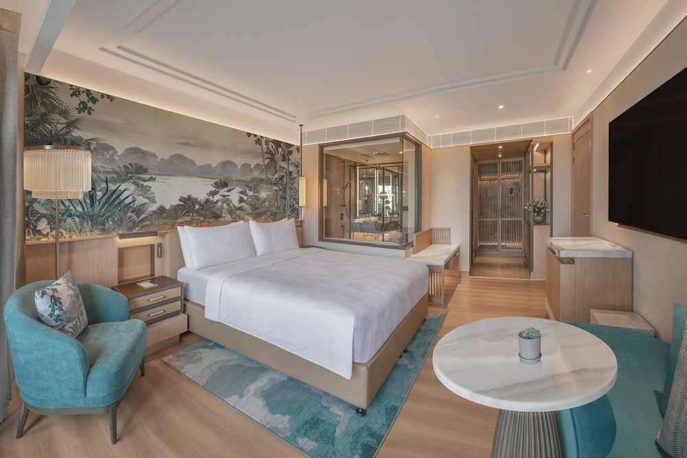 Luxury Suite, 1 King Bed, Garden View (Balcony) - Photo 2