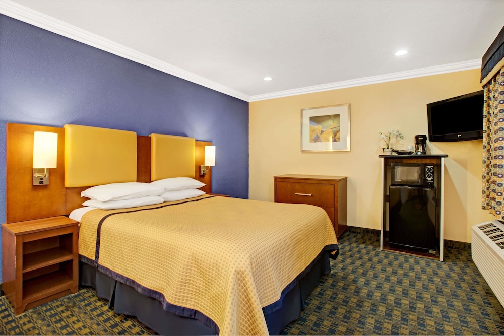 Room, 1 Queen Bed, Accessible, Non Smoking (Mobility/Hearing Impaired) - Photo 1