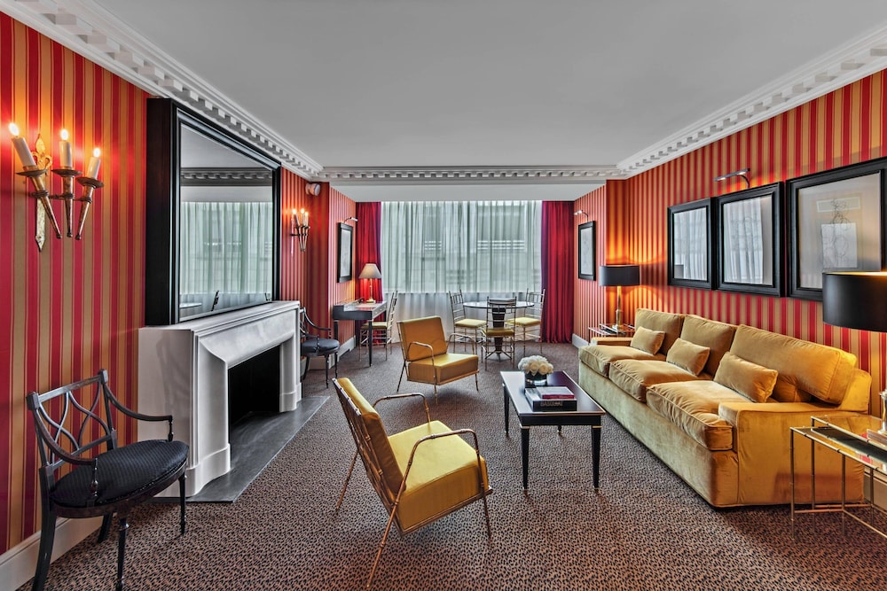Suite, 1 King Bed with Sofa bed photo 3
