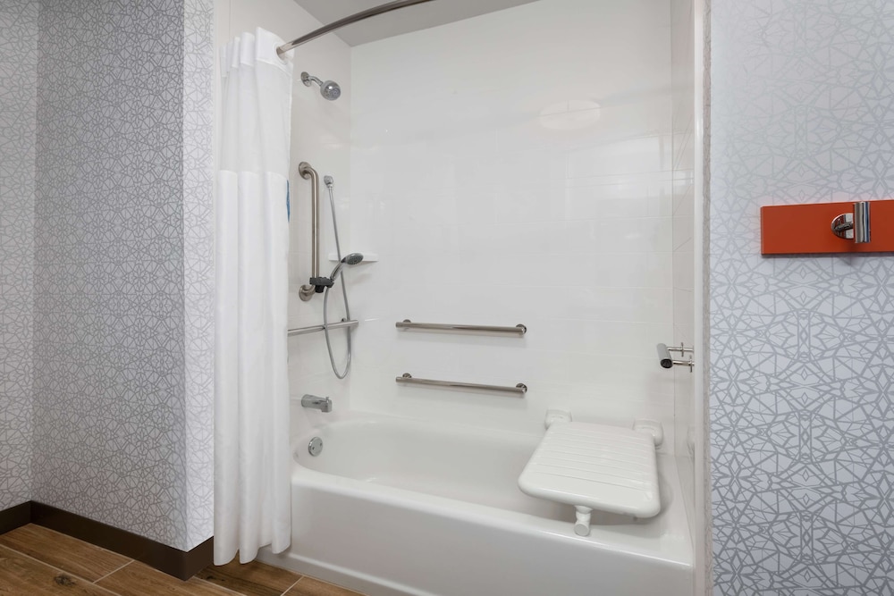 Room, 1 King Bed, Accessible, Bathtub - Photo 6