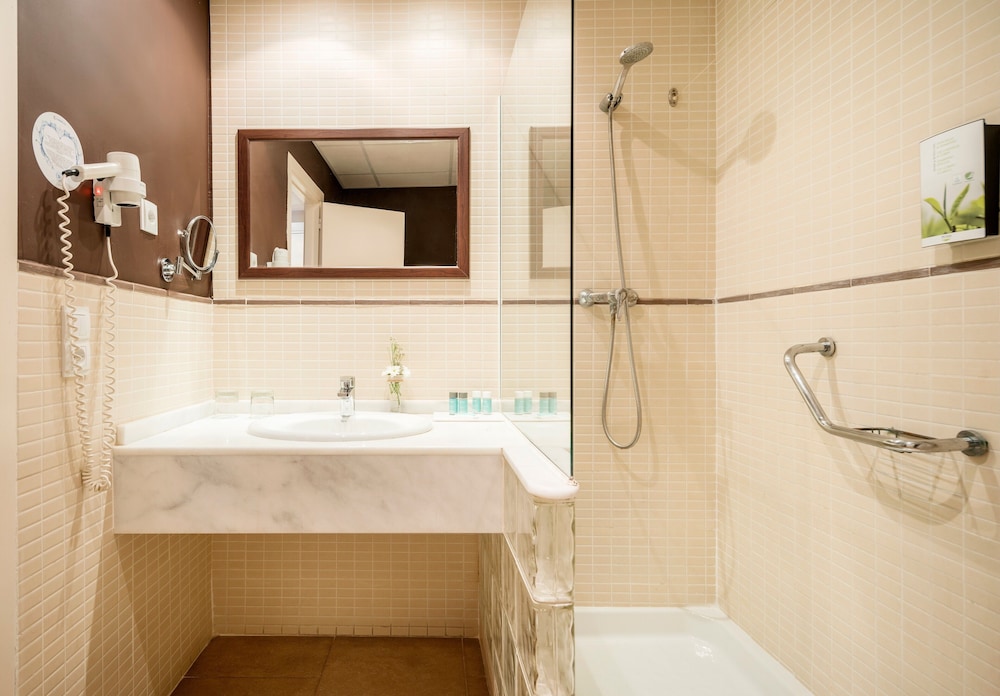 Double Room with Views thumbnail 5