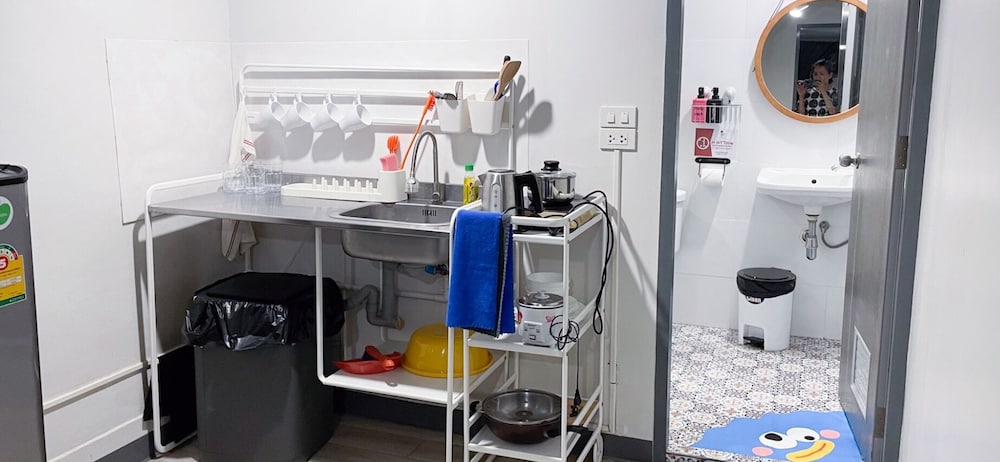 Basic Studio Suite, Kitchenette photo 3