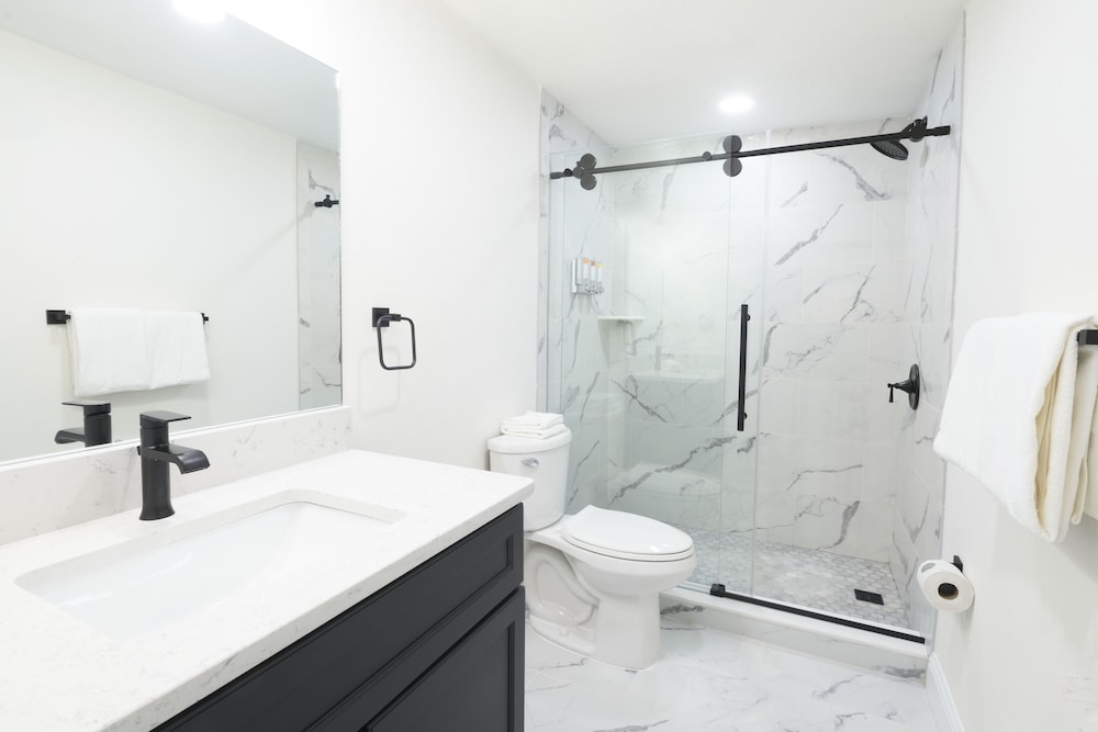 Suite, 1 Bedroom - Photo 14