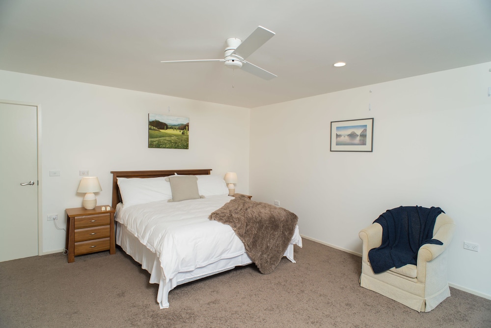 Deluxe King Ensuite photo 1