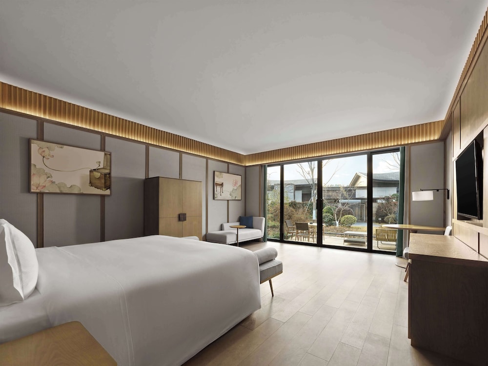 Deluxe Room, 1 King Bed, Bathtub