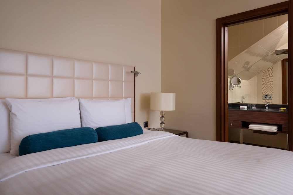 Standard Room, 1 King Bed photo 3