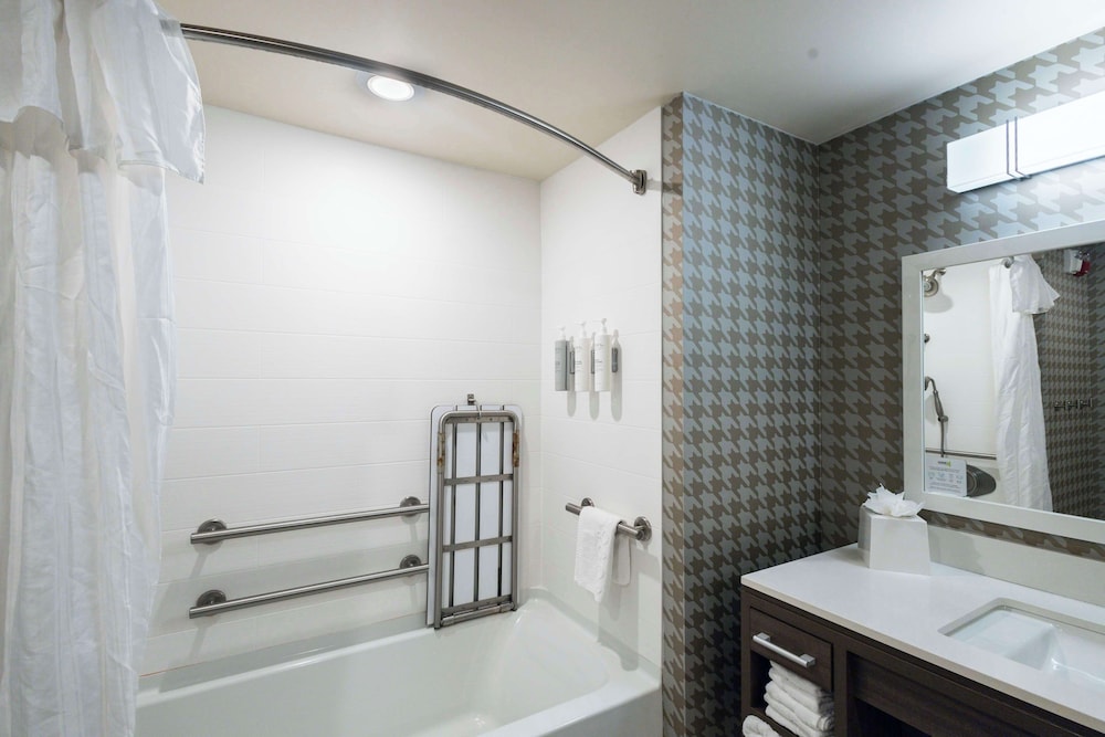 Suite, 2 Queen Beds, Accessible, Bathtub (Mobility & Hearing) photo 1