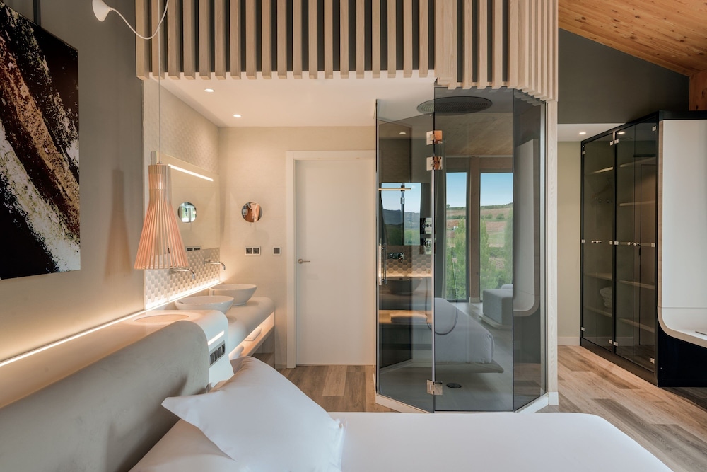 Junior Suite, 1 King Bed, River View
