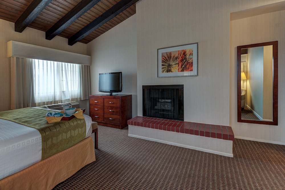 Suite, 1 King Bed, Non Smoking, Kitchen (Living Room;Oversized Room) - Photo 2