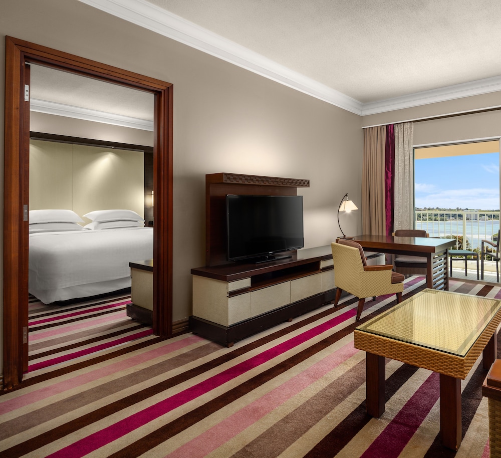 Laguna Club Suite (Club Lounge Access) - Photo 10