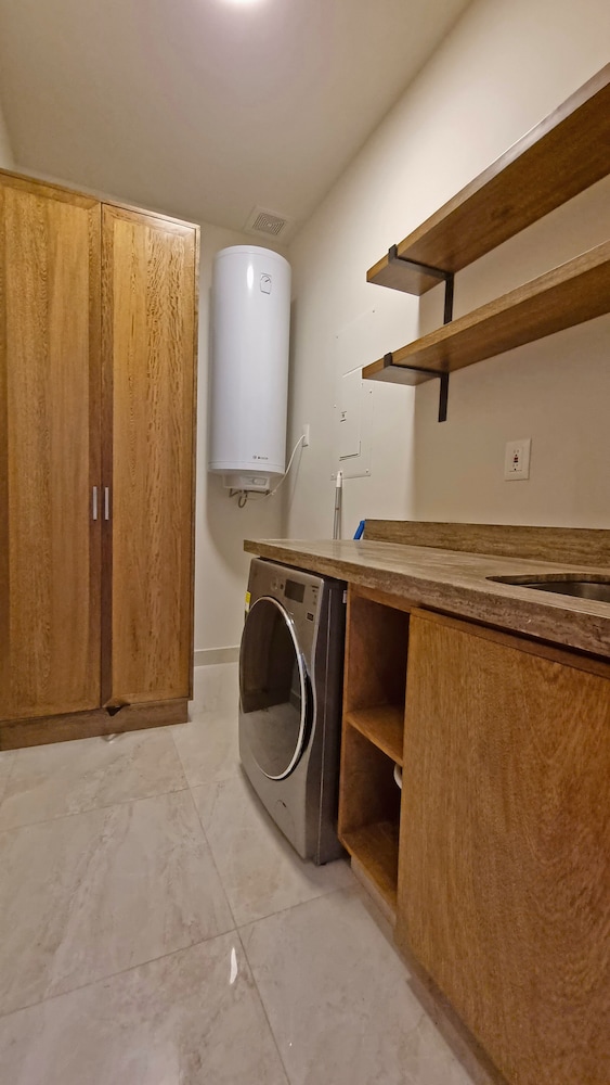 Deluxe Condo photo 3