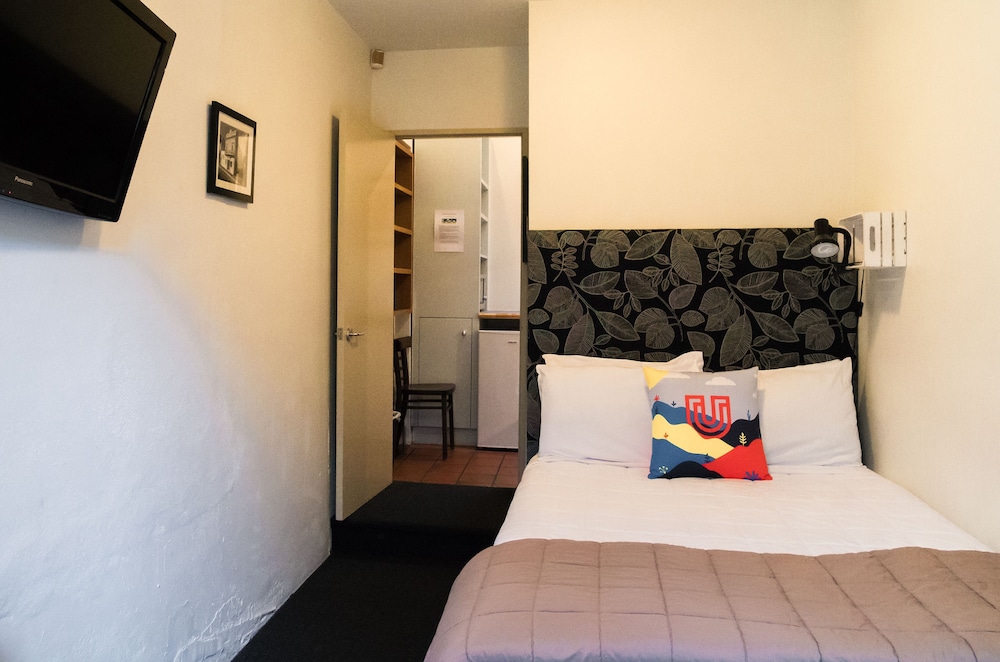 Compact Self Contained Room with Ensuite photo 2