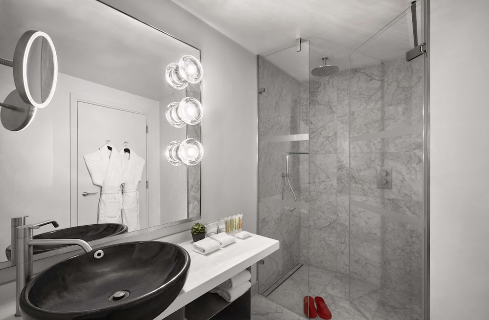Superior Room, 1 Queen Bed, City View thumbnail 6
