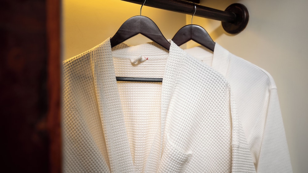 Deluxe King Room Free Laundry + Daily 90Min Massage + Mini Bar + Round Trips Airport Transfers - Photo 10