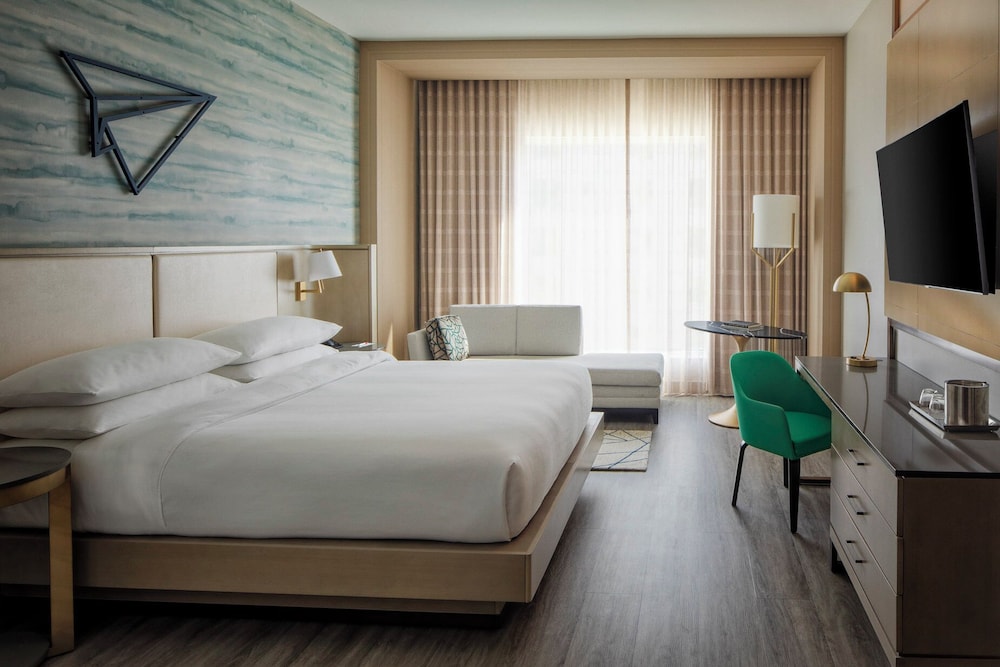 Standard Room, 1 King Bed (Hearing Accessible) - Photo 1