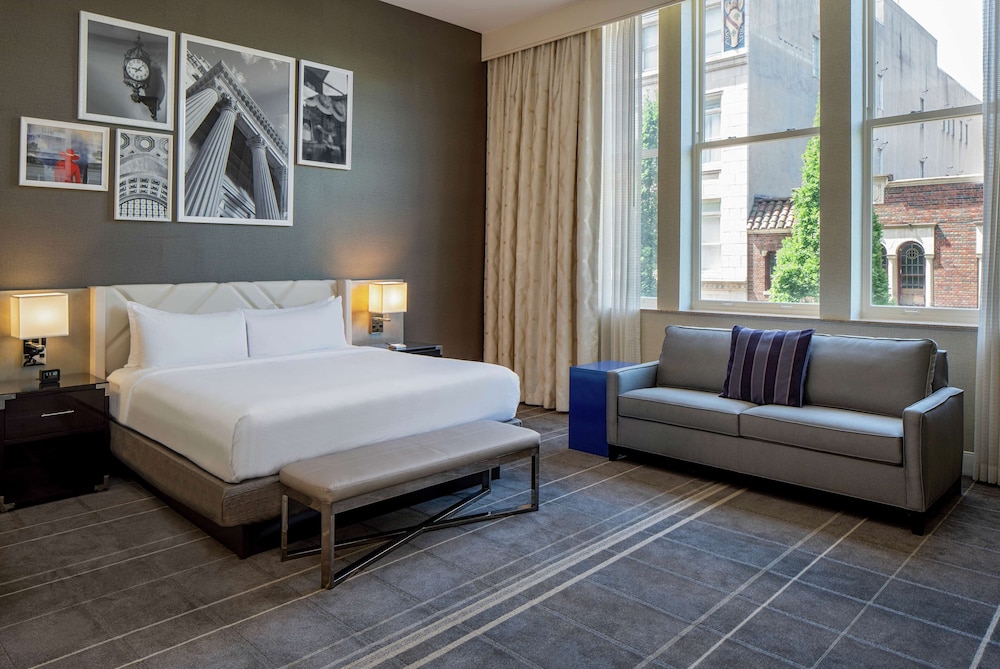 Deluxe Room, 1 King Bed with Sofa bed, Executive Level - Photo 1