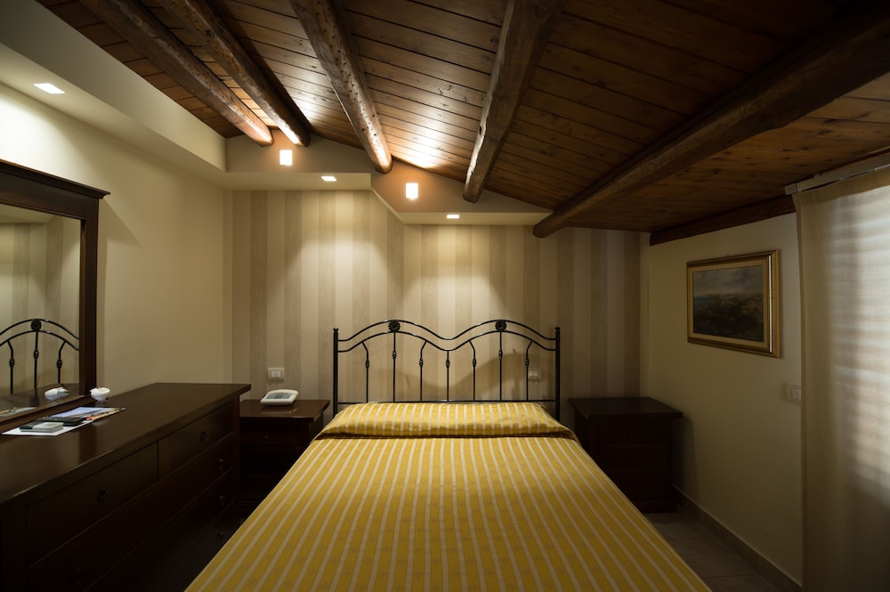 Double or Twin Room, 1 Bedroom, Smoking photo 3