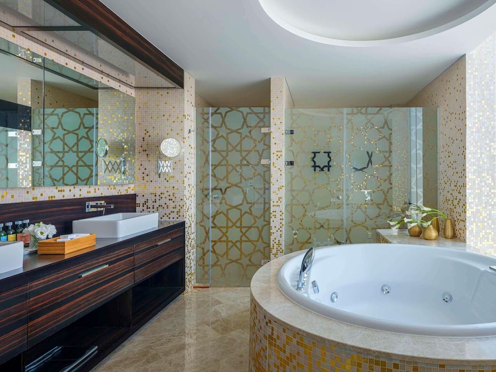 Presidential Suite, 1 King Bed with Sofa bed thumbnail 6