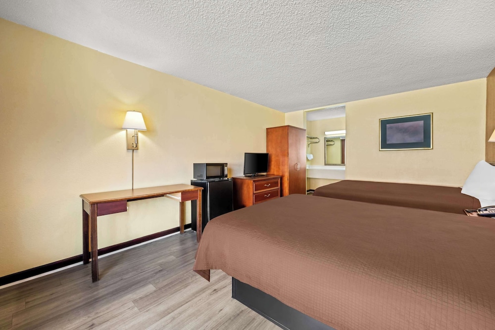 Standard Room, 2 Queen Beds, Smoking - Photo 3