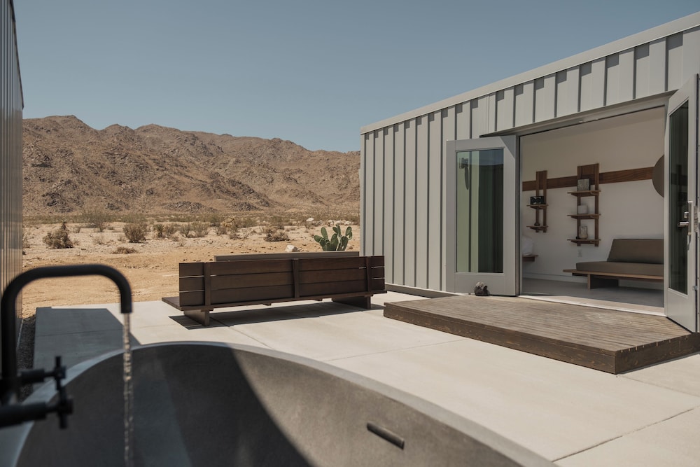 Mountain View King with Outdoor Tub