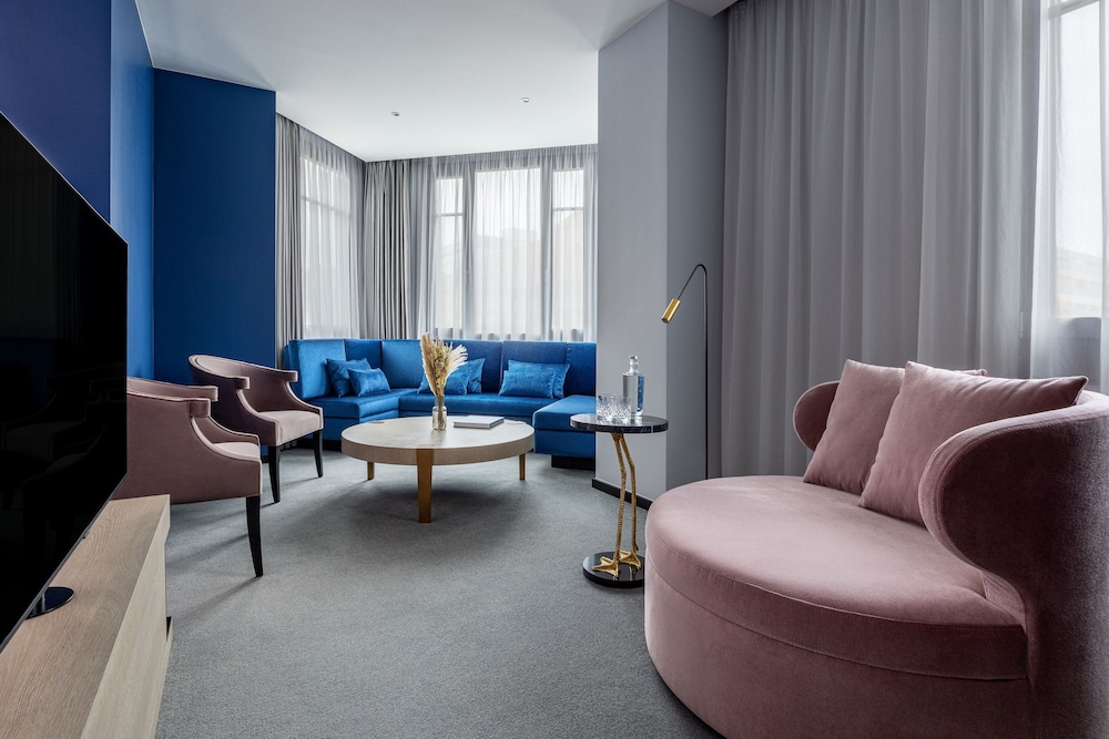 Suite, 1 King Bed, Corner