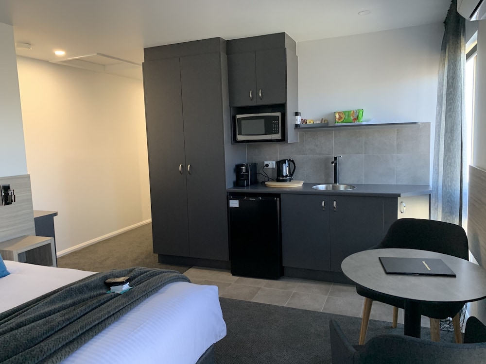Deluxe Room, 1 King Bed, Kitchenette, Partial Ocean View photo 1