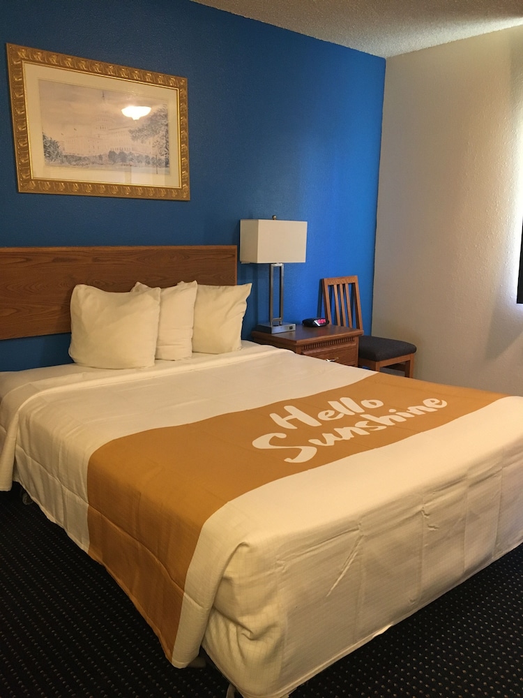 Room, 1 Queen Bed, Accessible, Non Smoking (Mobility Roll-In Shower) - Photo 3